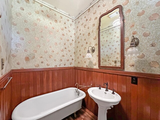 bathroom featuring a bathtub and sink