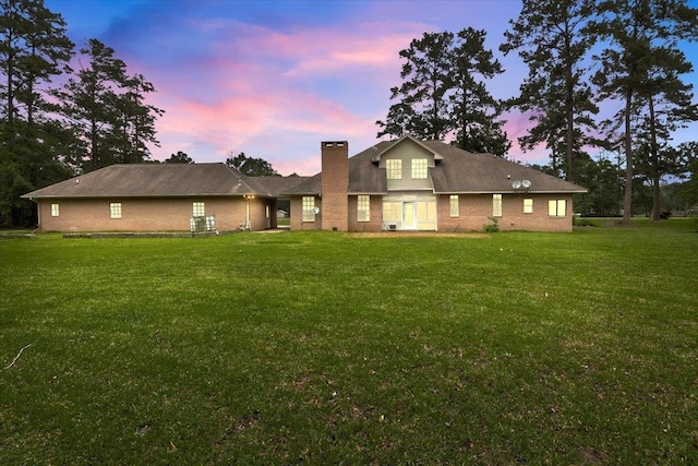 view of front facade with a lawn