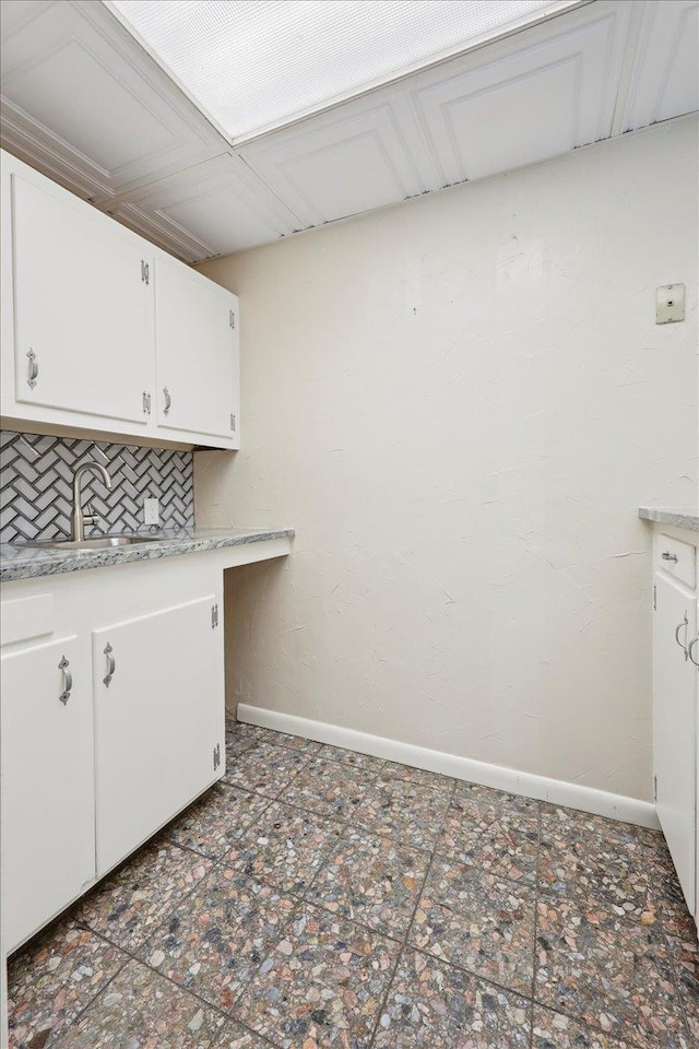 2701 Mcbride Dr, Port Neches, TX 77651 - washroom featuring a sink and baseboards