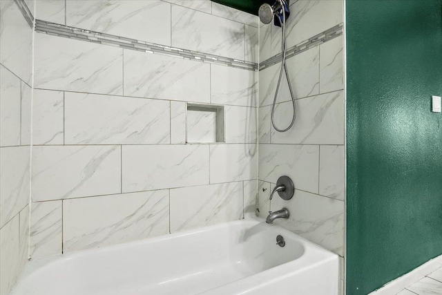 bathroom featuring tiled shower / bath