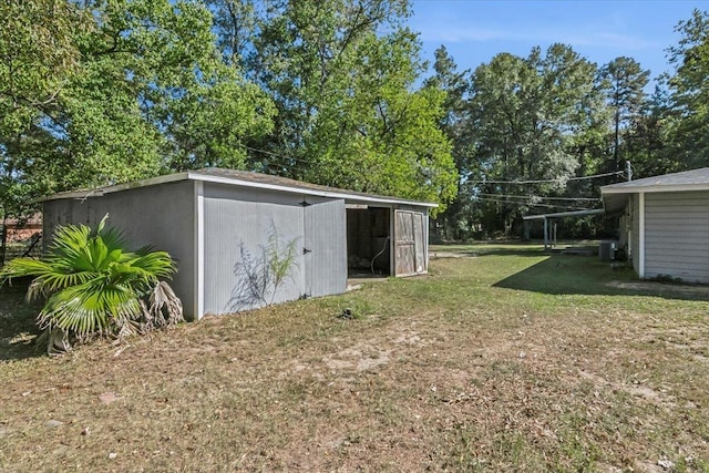 view of yard featuring a storage unit