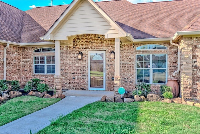 property entrance featuring a lawn