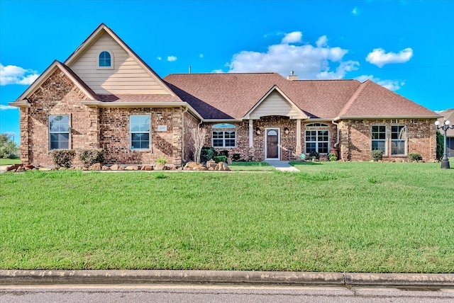 view of front facade with a front yard