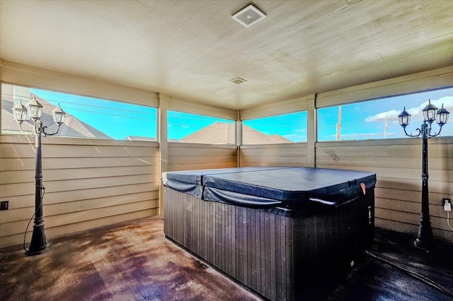 sunroom / solarium with a jacuzzi