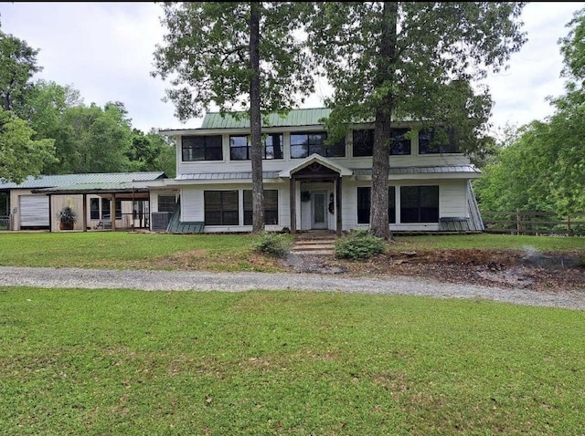 view of front of house featuring a front lawn