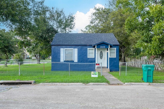 bungalow featuring a front lawn