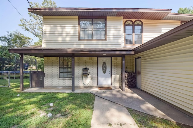 view of front facade featuring a front yard and a porch