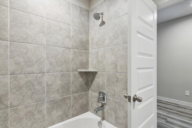 bathroom with tiled shower / bath