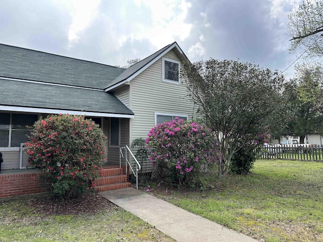 view of front of house with a front yard