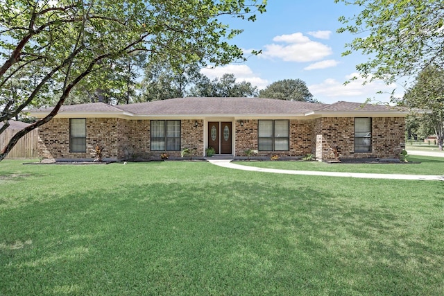 single story home featuring a front lawn