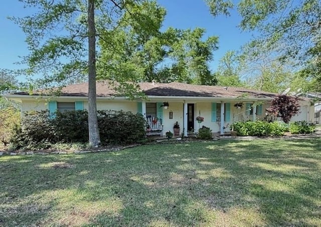 215 Wildwood Dr, Village Mills, TX 77663 - ranch-style house featuring a front yard and covered porch