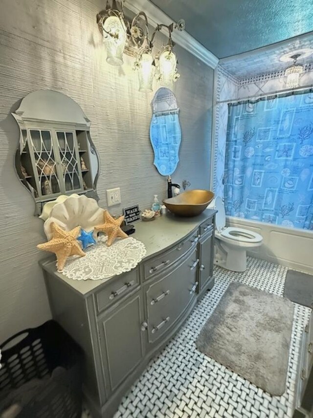 215 Wildwood Dr, Village Mills, TX 77663 - bathroom with shower / bath combo, vanity, crown molding, and toilet