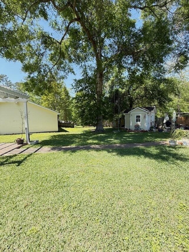 215 Wildwood Dr, Village Mills, TX 77663 - view of yard featuring an outdoor structure