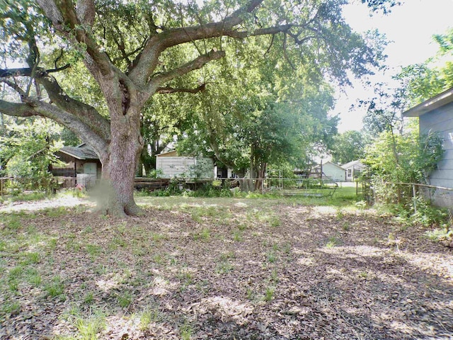 6162 E Dr, Groves, TX 77619 - view of yard