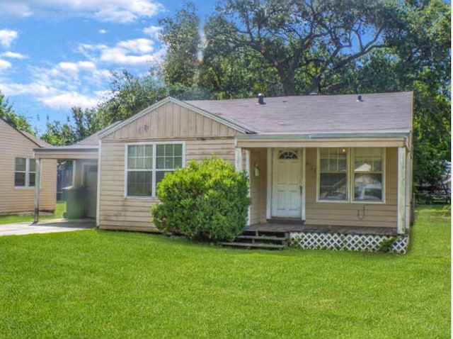 6162 E Dr, Groves, TX 77619 - ranch-style home featuring a front yard, covered porch, and a carport