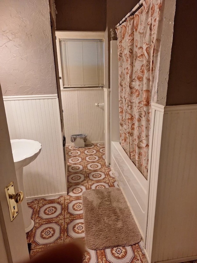 bathroom with shower / bath combo with shower curtain