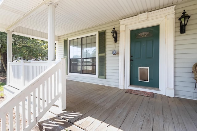 property entrance featuring a porch