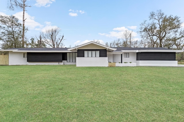 ranch-style home with a front yard