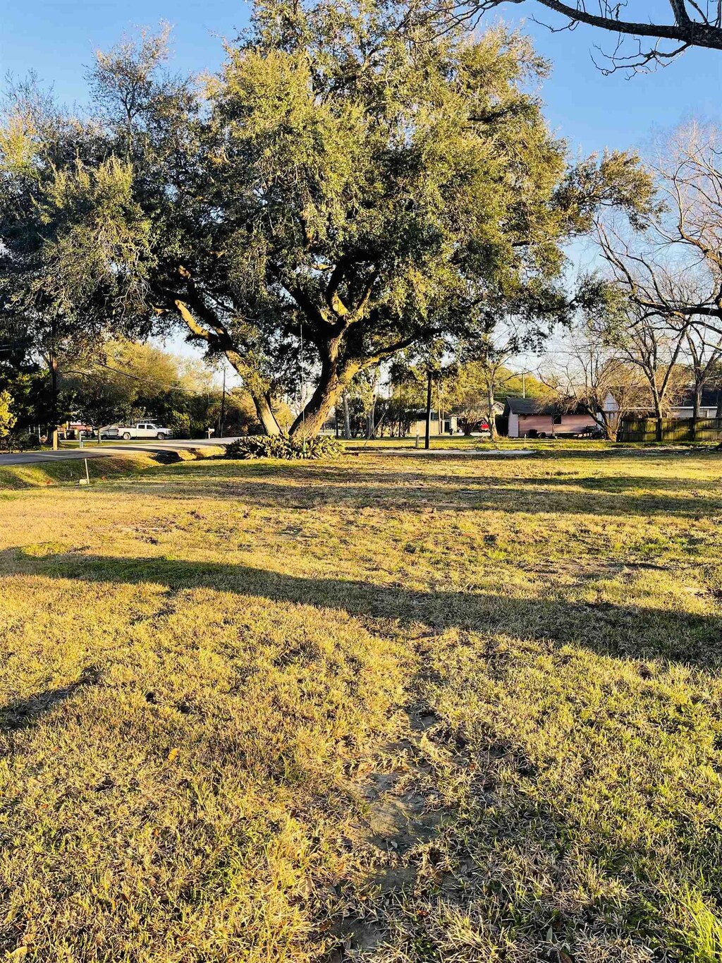 104 Sycamore St, Port Neches, TX 77651