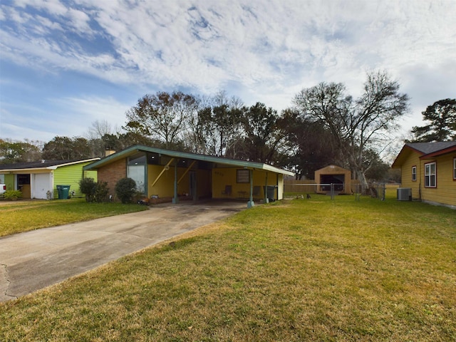 view of front of home with a carport, cooling unit, and a front yard