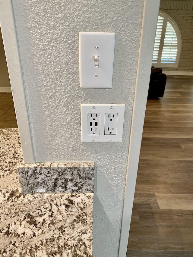 3900 Lakeview Cutoff, Vidor, TX 77662 - detailed view of wood finished floors and baseboards