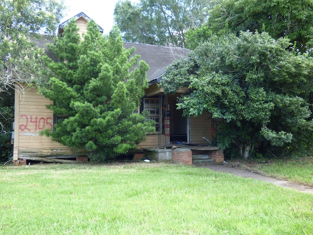 view of front of home with a front lawn