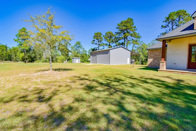 view of yard featuring an outdoor structure