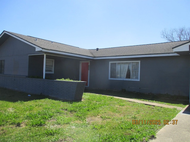 single story home with a front yard