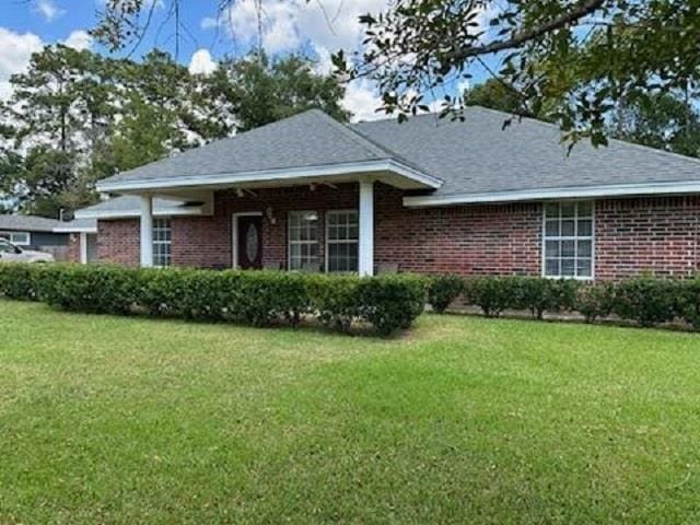 view of front of property featuring a front lawn