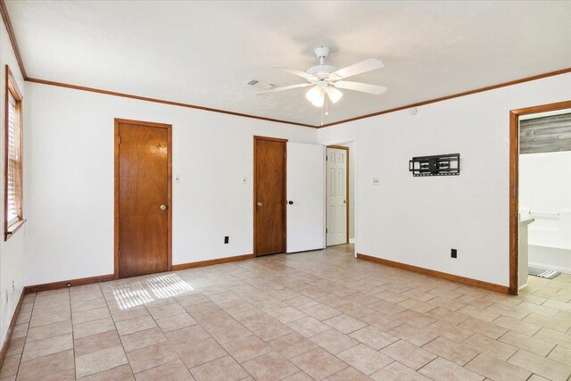 empty room featuring ceiling fan and crown molding