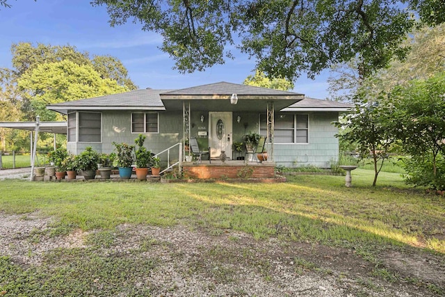 view of front of home featuring a front lawn