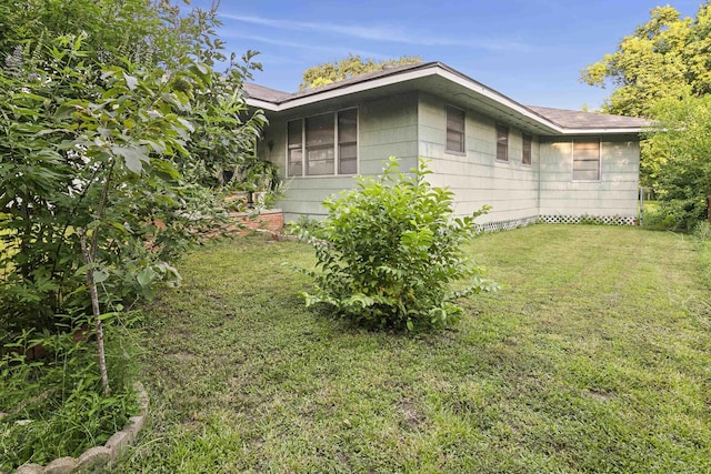 view of side of property featuring a yard