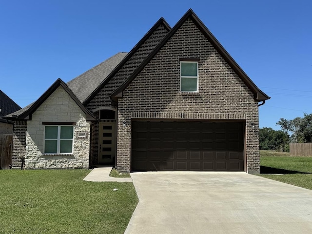 view of front facade featuring a front yard