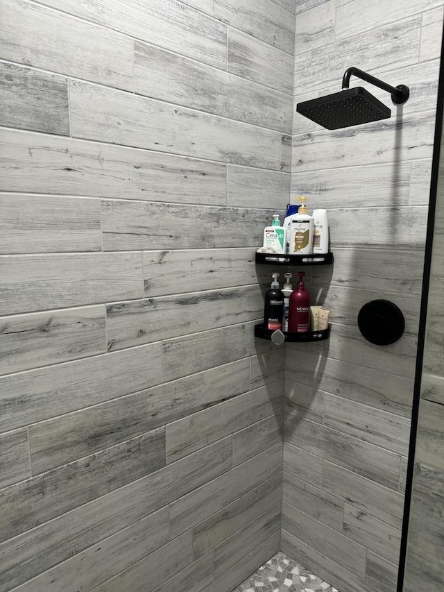 bathroom featuring a tile shower