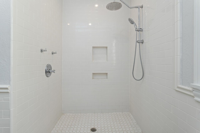 bathroom featuring a tile shower