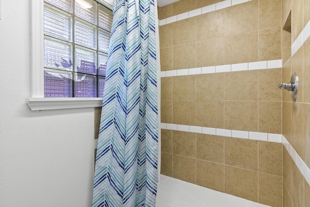 bathroom featuring a shower with shower curtain