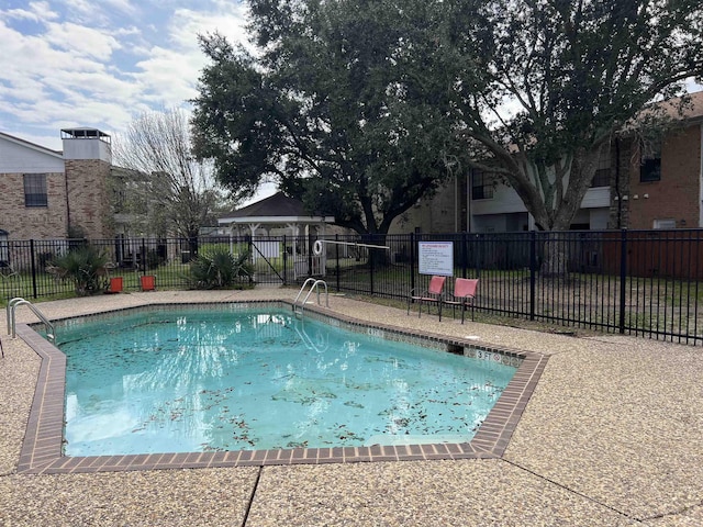 view of swimming pool