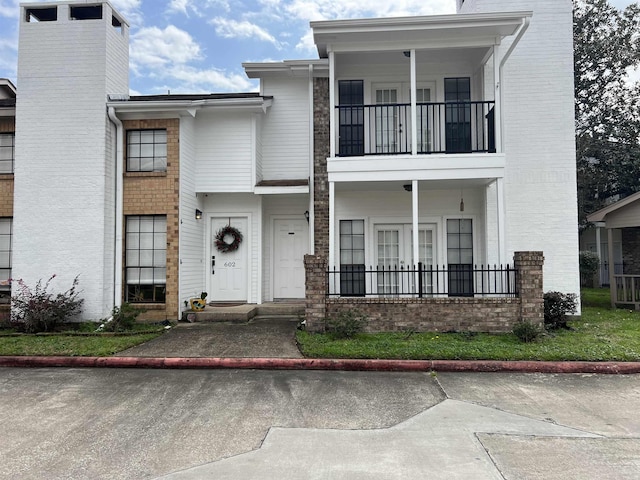 view of front of property featuring a balcony