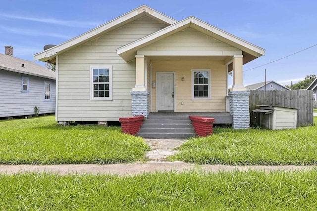 view of front of property featuring a porch and a front lawn