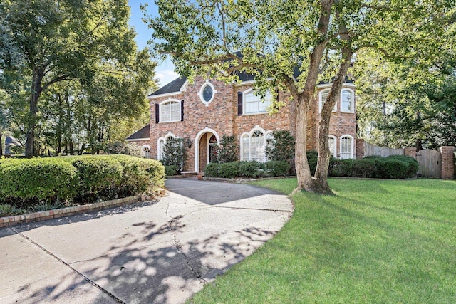 view of front of home featuring a front yard