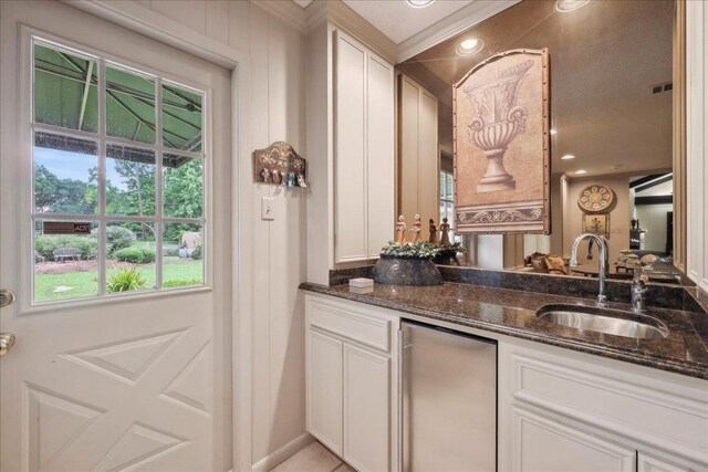 6125 Pinkstaff Ln, Beaumont, TX 77706 - indoor wet bar featuring refrigerator