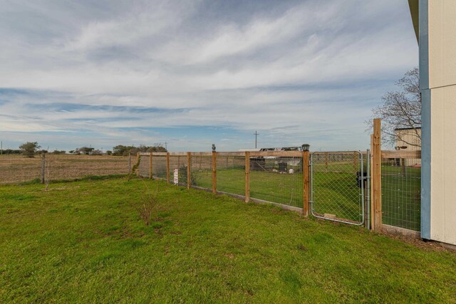 view of yard featuring a rural view