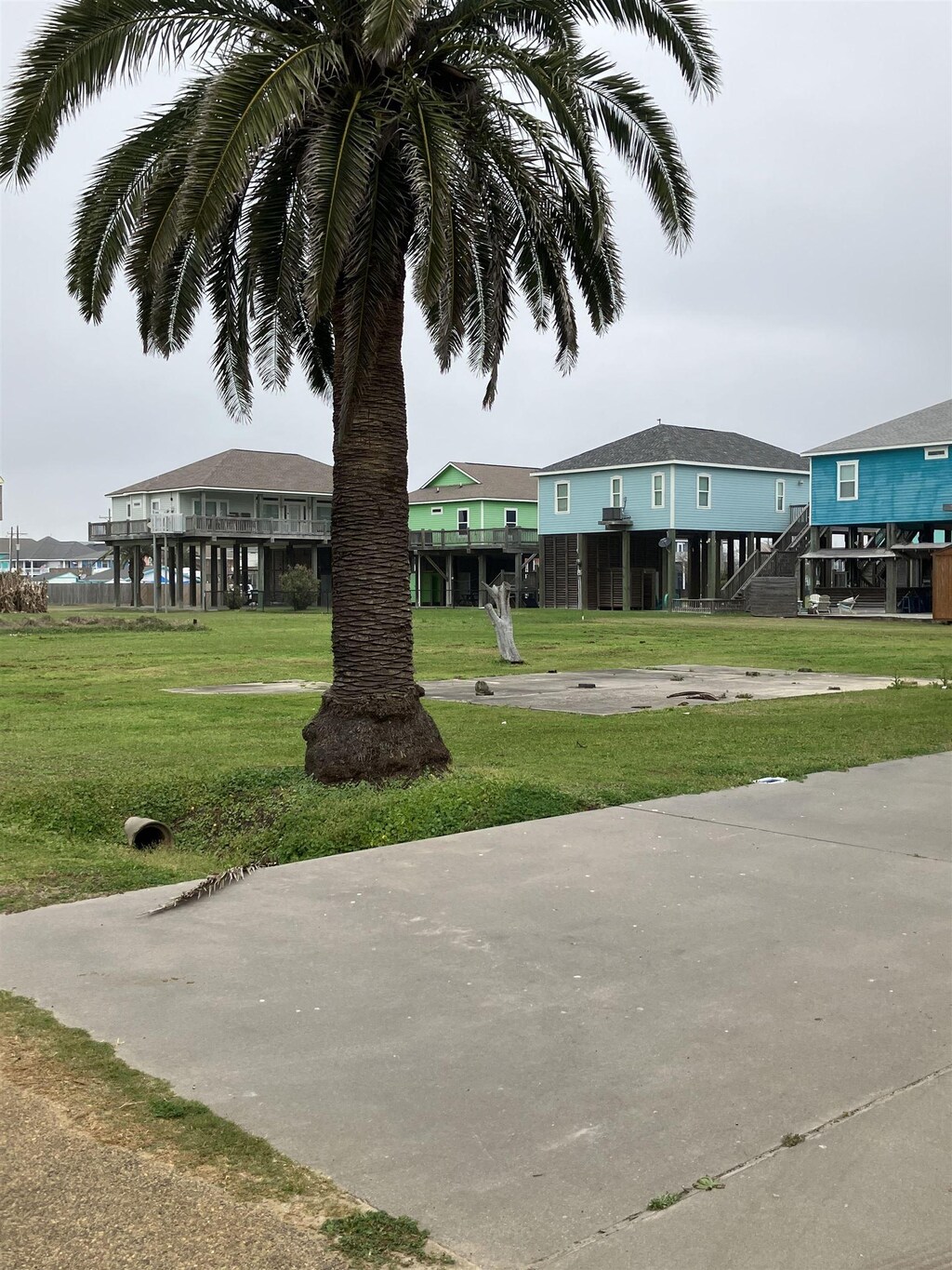 872 Holiday Dr, Crystal Beach, TX 77650