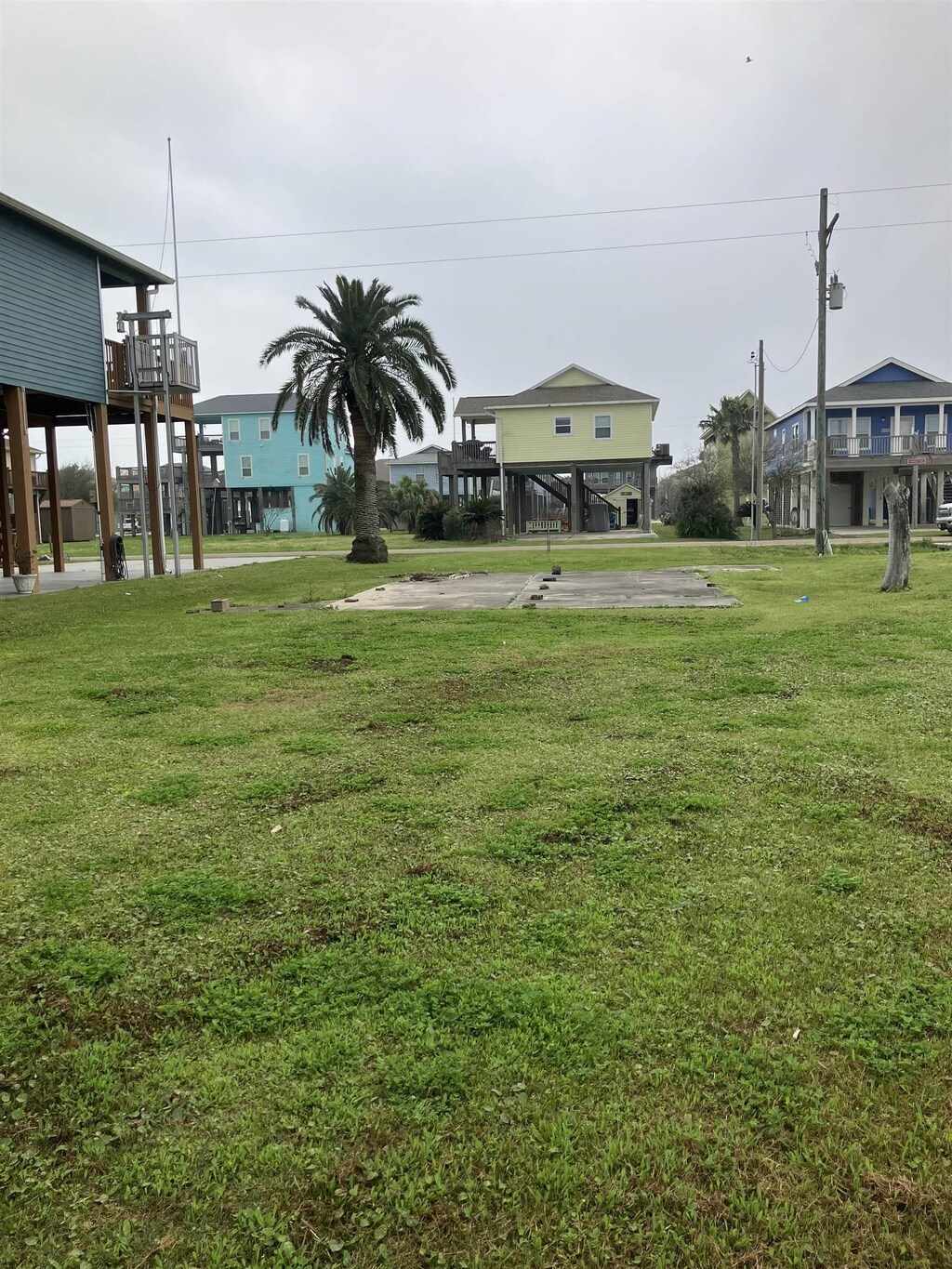 872 Holiday Dr, Crystal Beach, TX 77650