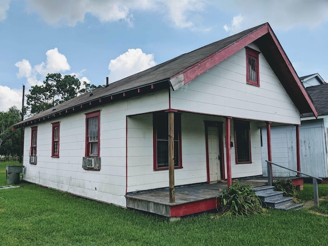 view of front of property with covered porch and a front lawn