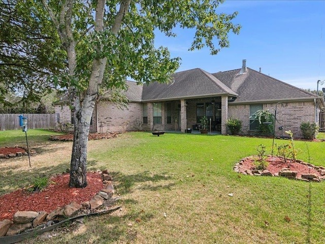 ranch-style home featuring a front lawn