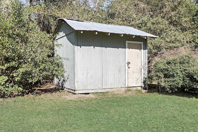 view of outdoor structure with a yard