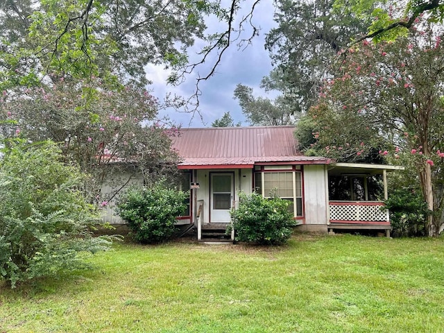 view of front of property with a front lawn