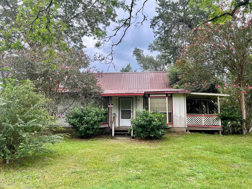 view of front of property with a front lawn