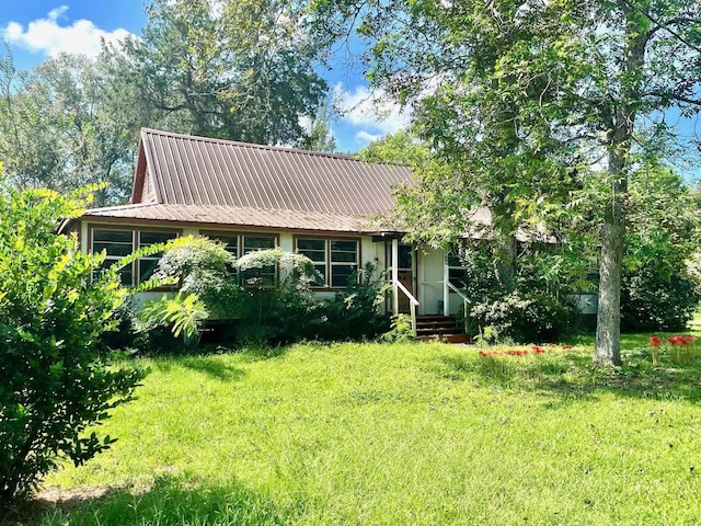 view of front of house with a front lawn